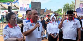 Mil-Boy Kampanye Terbatas di Kendawangan KAMPANYE. Milton Crosby didampingi Boyman Harun menggelar kampanye di Kecamatan Kendawangan, Kabupaten Ketapang, Selasa (6/3). Warga for RK