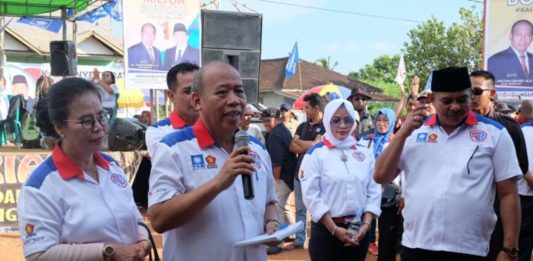 Mil-Boy Kampanye Terbatas di Kendawangan KAMPANYE. Milton Crosby didampingi Boyman Harun menggelar kampanye di Kecamatan Kendawangan, Kabupaten Ketapang, Selasa (6/3). Warga for RK