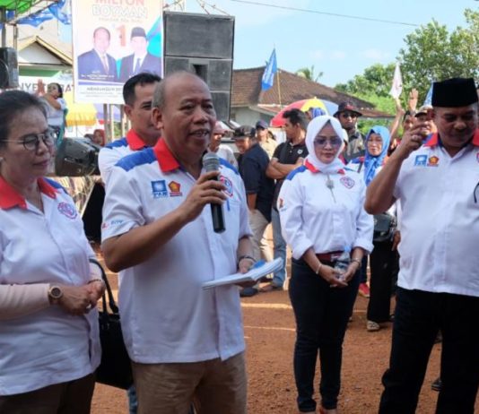 Mil-Boy Kampanye Terbatas di Kendawangan KAMPANYE. Milton Crosby didampingi Boyman Harun menggelar kampanye di Kecamatan Kendawangan, Kabupaten Ketapang, Selasa (6/3). Warga for RK