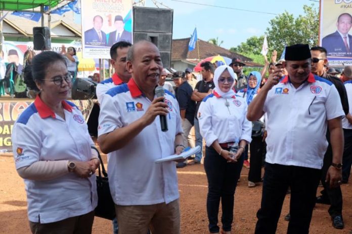 KAMPANYE. Milton Crosby didampingi Boyman Harun menggelar kampanye di Kecamatan Kendawangan, Kabupaten Ketapang, Selasa (6/3). Warga for RK