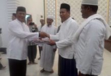 Zero Ilegal: Bandar Melawan, Tembak.! Kapolda Kalbar, Irjen Pol. Didi Haryono (kiri) memberikan bingkisan kepada pengurus masjid agung Al-Muawanah---Darmansyah Dalimunthe