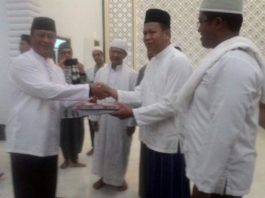 Kapolda Kalbar, Irjen Pol. Didi Haryono (kiri) memberikan bingkisan kepada pengurus masjid agung Al-Muawanah---Darmansyah Dalimunthe