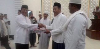 Zero Ilegal: Bandar Melawan, Tembak.! Kapolda Kalbar, Irjen Pol. Didi Haryono (kiri) memberikan bingkisan kepada pengurus masjid agung Al-Muawanah---Darmansyah Dalimunthe