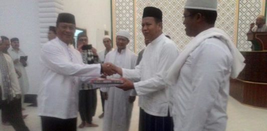 Zero Ilegal: Bandar Melawan, Tembak.! Kapolda Kalbar, Irjen Pol. Didi Haryono (kiri) memberikan bingkisan kepada pengurus masjid agung Al-Muawanah---Darmansyah Dalimunthe