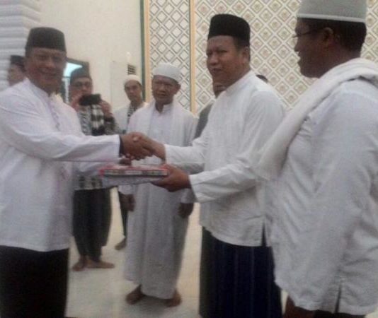 Zero Ilegal: Bandar Melawan, Tembak.! Kapolda Kalbar, Irjen Pol. Didi Haryono (kiri) memberikan bingkisan kepada pengurus masjid agung Al-Muawanah---Darmansyah Dalimunthe