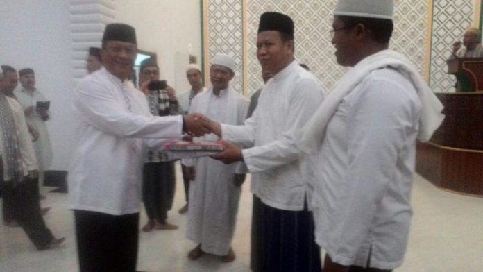 Kapolda Kalbar, Irjen Pol. Didi Haryono (kiri) memberikan bingkisan kepada pengurus masjid agung Al-Muawanah---Darmansyah Dalimunthe