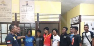 Curi dan Bunuh di Kalteng, Pemuda Melawi Diciduk di Rumahnya DICIDUK. Kedua tersangka ketika sempat diamankan di Polsek Sokan sebelum dijemput oleh Polsek Hanau, Jajaran Polres Seruyan--Polres for Rakyat Kalbar