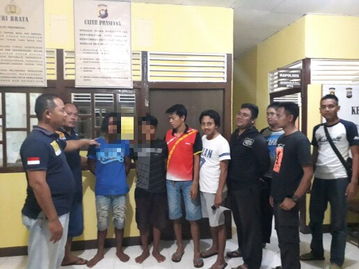 DICIDUK. Kedua tersangka ketika sempat diamankan di Polsek Sokan sebelum dijemput oleh Polsek Hanau, Jajaran Polres Seruyan--Polres for Rakyat Kalbar DICIDUK. Kedua tersangka ketika sempat diamankan di Polsek Sokan sebelum dijemput oleh Polsek Hanau, Jajaran Polres Seruyan--Polres for Rakyat Kalbar