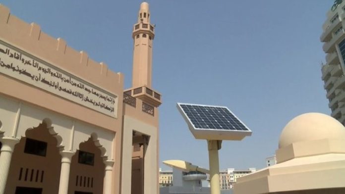 MASJID BERSOLAR PANEL. Dilansir Mbah Google, di Negeri yang selama setengah abad tercabik-cabik oleh perang, Palestina, ada sebuah masjid yang seluruh kebutuhan listriknya disuplai dari solar power. Joko Intarto for eQuator.co.id