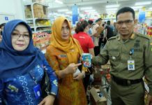 Hasil Sidak Makarel Kaleng Mengandung Cacing MENGANDUNG CACING. Petugas menujukan salah satu produk ikan kaleng yang mengandung parasit cacing di salah satu super market di Kota Pontianak, Kamis (29/3). Humas Pemkot for RK