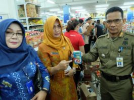 MENGANDUNG CACING. Petugas menujukan salah satu produk ikan kaleng yang mengandung parasit cacing di salah satu super market di Kota Pontianak, Kamis (29/3). Humas Pemkot for RK