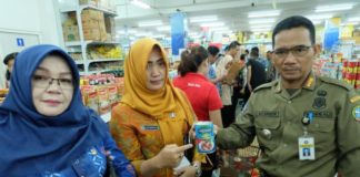 Hasil Sidak Makarel Kaleng Mengandung Cacing MENGANDUNG CACING. Petugas menujukan salah satu produk ikan kaleng yang mengandung parasit cacing di salah satu super market di Kota Pontianak, Kamis (29/3). Humas Pemkot for RK