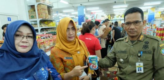 Hasil Sidak Makarel Kaleng Mengandung Cacing MENGANDUNG CACING. Petugas menujukan salah satu produk ikan kaleng yang mengandung parasit cacing di salah satu super market di Kota Pontianak, Kamis (29/3). Humas Pemkot for RK