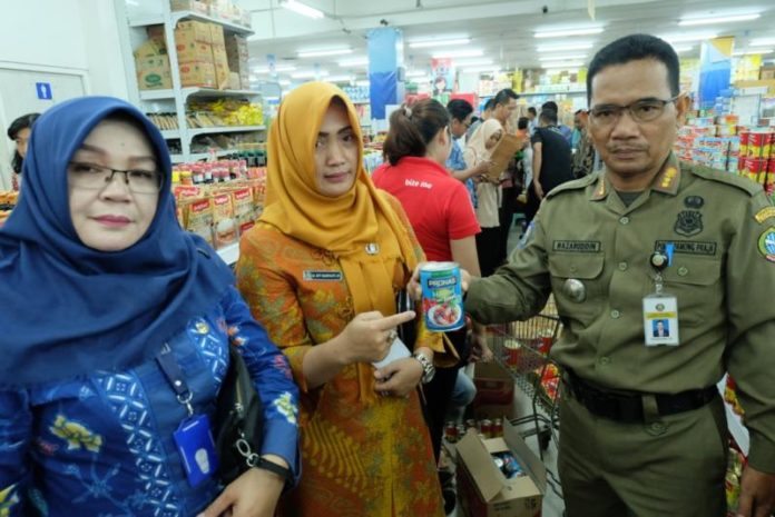 MENGANDUNG CACING. Petugas menujukan salah satu produk ikan kaleng yang mengandung parasit cacing di salah satu super market di Kota Pontianak, Kamis (29/3). Humas Pemkot for RK