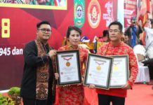 Singkawang Pecahkan Empat Rekor MURI SERTIFIKAT MURI. Wali Kota Singkawang, Tjhai Cui Mie, menerima penghargaan dari MURI pada pembukaan Festival Cap Go Meh, di Singkawang, Jumat (2/3/2018) pagi. Humas Pemkot Singkawang