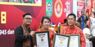 Singkawang Pecahkan Empat Rekor MURI SERTIFIKAT MURI. Wali Kota Singkawang, Tjhai Cui Mie, menerima penghargaan dari MURI pada pembukaan Festival Cap Go Meh, di Singkawang, Jumat (2/3/2018) pagi. Humas Pemkot Singkawang