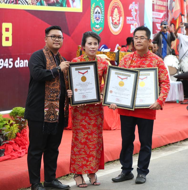 SERTIFIKAT MURI. Wali Kota Singkawang, Tjhai Cui Mie, menerima penghargaan dari MURI pada pembukaan Festival Cap Go Meh, di Singkawang, Jumat (2/3/2018) pagi. Humas Pemkot Singkawang