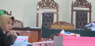 Dugaan Korupsi Pengadaan Alkes Pontianak Rp13 Miliar MENUNGGU. Ketua Tim JPU Kejati Kalbar dalam perkara korupsi Alkes Kota Pontianak tahun 2012, Mindaryu menunggu Majelis Hakim dimulainya persidangan di Pengadilan Tipikor Pontianak, Rabu (28/2). Achmad Mundzirin-RK