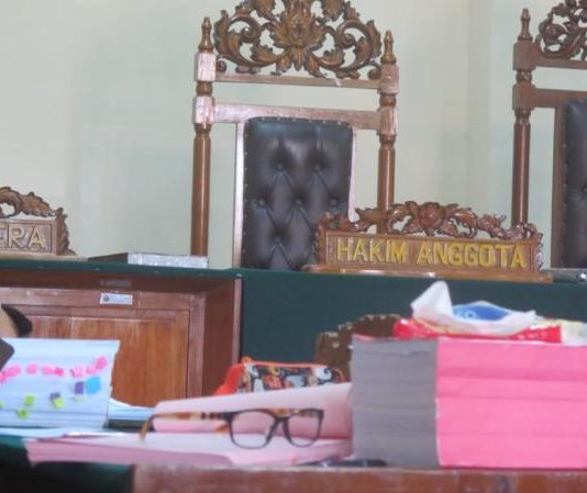 Dugaan Korupsi Pengadaan Alkes Pontianak Rp13 Miliar MENUNGGU. Ketua Tim JPU Kejati Kalbar dalam perkara korupsi Alkes Kota Pontianak tahun 2012, Mindaryu menunggu Majelis Hakim dimulainya persidangan di Pengadilan Tipikor Pontianak, Rabu (28/2). Achmad Mundzirin-RK