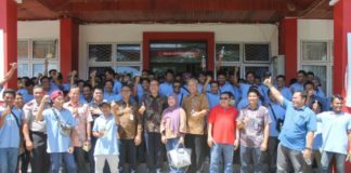 16 WNI Terancam Hukuman Mati PEMBEKALAN. Foto bersama usai memberikan penguatan pembekalan dalam Welcoming Programs terhadap 76 Pekerja Migran Indonesia asal Lombok dan Mataram, Nusa Tenggara Barat di ULKI Entikong, Kabupaten Sanggau, Jumat (2/3). KJRI Kuching for RK