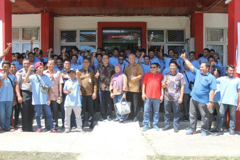 PEMBEKALAN. Foto bersama usai memberikan penguatan pembekalan dalam Welcoming Programs terhadap 76 Pekerja Migran Indonesia asal Lombok dan Mataram, Nusa Tenggara Barat di ULKI Entikong, Kabupaten Sanggau, Jumat (2/3). KJRI Kuching for RK