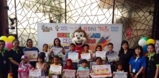 ParadisQ Waterpark Gelar Lomba Mewarnai PESERTA MEWARNAI. Anak-anak peserta lomba menggambar menujukkan hasil karyanya di ParadisQ Waterpark Kubu Raya, Minggu (25/3). Syamsul Arifin-RK