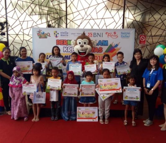 ParadisQ Waterpark Gelar Lomba Mewarnai PESERTA MEWARNAI. Anak-anak peserta lomba menggambar menujukkan hasil karyanya di ParadisQ Waterpark Kubu Raya, Minggu (25/3). Syamsul Arifin-RK