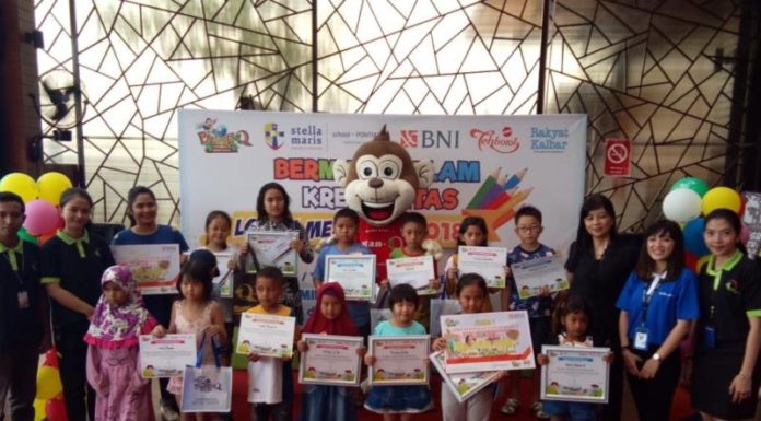 ParadisQ Waterpark Gelar Lomba Mewarnai PESERTA MEWARNAI. Anak-anak peserta lomba menggambar menujukkan hasil karyanya di ParadisQ Waterpark Kubu Raya, Minggu (25/3). Syamsul Arifin-RK