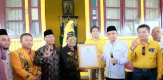 Sutarmidji Serahkan Piagam Komitmen Pemekaran Kapuas Raya di Sintang