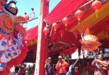 Bikin Pj. Gubernur Terharu dan Bangga MELEPAS. PJ Gubernur Kalbar Dody Riyadmadji melepas parade naga terpanjang di Festival Capgome Kota Pontianak 2018 di Jalan Gajah Mada, Jumat (2/3). Rizka Nanda-RK