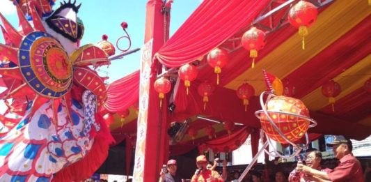 Bikin Pj. Gubernur Terharu dan Bangga MELEPAS. PJ Gubernur Kalbar Dody Riyadmadji melepas parade naga terpanjang di Festival Capgome Kota Pontianak 2018 di Jalan Gajah Mada, Jumat (2/3). Rizka Nanda-RK
