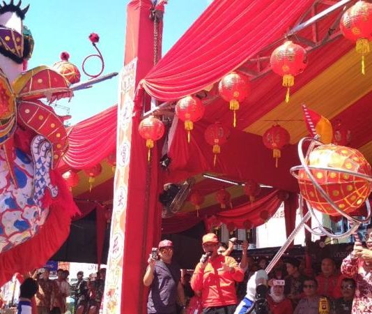 Bikin Pj. Gubernur Terharu dan Bangga MELEPAS. PJ Gubernur Kalbar Dody Riyadmadji melepas parade naga terpanjang di Festival Capgome Kota Pontianak 2018 di Jalan Gajah Mada, Jumat (2/3). Rizka Nanda-RK