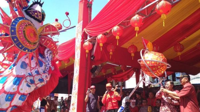 MELEPAS. PJ Gubernur Kalbar Dody Riyadmadji melepas parade naga terpanjang di Festival Capgome Kota Pontianak 2018 di Jalan Gajah Mada, Jumat (2/3). Rizka Nanda-RK