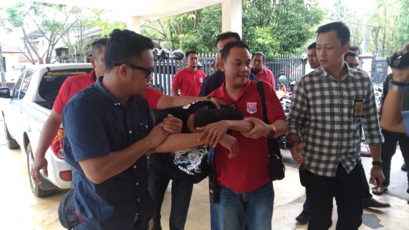 DITEMBAK. Usai ditembak, pelaku dilarikan ke RS Anton Seodjarwo Bhayangkara Polda Kalbar untuk diberi pertolongan medis, Kamis (14/3)—Ocsya Ade CP