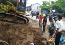 Pipa Induk PDAM Sirin Meragun Pecah PECAH. Teknisi PDAM Sirin Meragun memperbaiki pipa induk yang pecah, setelah terkeruk ekskavator Proyek Pelebaran Jalan Nasional, Senin sore (19//3). Abdu Syukri Insert: Direktur PDAM Sirin Meragun, Yok Kelak ST. Abdu Syukri