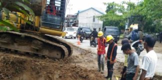 Pipa Induk PDAM Sirin Meragun Pecah PECAH. Teknisi PDAM Sirin Meragun memperbaiki pipa induk yang pecah, setelah terkeruk ekskavator Proyek Pelebaran Jalan Nasional, Senin sore (19//3). Abdu Syukri Insert: Direktur PDAM Sirin Meragun, Yok Kelak ST. Abdu Syukri