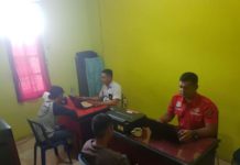 Tiga Pelaku Persekusi Pasangan Mesum Diciduk PERIKSA. Anggota Polsek Paloh menginterogasi pelaku persekusi dan pelecehan di Mapolsek Paloh, Kamis (22/3)—Sairi/RK