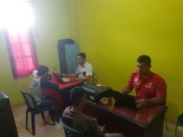 Tiga Pelaku Persekusi Pasangan Mesum Diciduk PERIKSA. Anggota Polsek Paloh menginterogasi pelaku persekusi dan pelecehan di Mapolsek Paloh, Kamis (22/3)—Sairi/RK