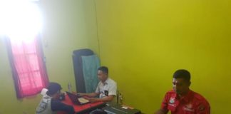 Tiga Pelaku Persekusi Pasangan Mesum Diciduk PERIKSA. Anggota Polsek Paloh menginterogasi pelaku persekusi dan pelecehan di Mapolsek Paloh, Kamis (22/3)—Sairi/RK