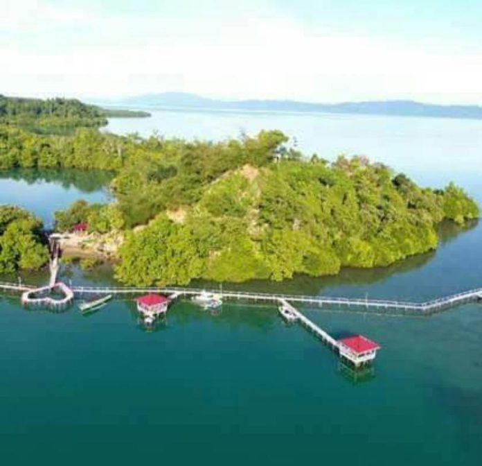 PULAU FENOMENAL. Foto udara Pulau Kucing. Foto lain, jejeran gazebo dan mangrove di Pulau Kucing yang sukses mendatangkan ribuan wisatawan. ZAM FOR MALUT POST