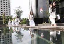 KPK Gandeng Putri Indonesia Berantas Korupsi PUTRI INDONESIA DAN KPK. Rombongan finalis Putri Indonesia memasuki Gedung KPK, Jakarta, Senin (5/3). Fedrik Tarigan-Jawa Pos