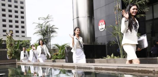 KPK Gandeng Putri Indonesia Berantas Korupsi PUTRI INDONESIA DAN KPK. Rombongan finalis Putri Indonesia memasuki Gedung KPK, Jakarta, Senin (5/3). Fedrik Tarigan-Jawa Pos