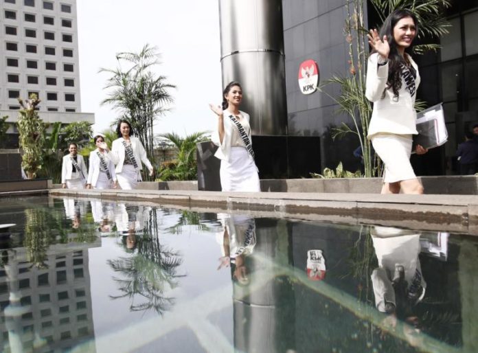 PUTRI INDONESIA DAN KPK. Rombongan finalis Putri Indonesia memasuki Gedung KPK, Jakarta, Senin (5/3). Fedrik Tarigan-Jawa Pos