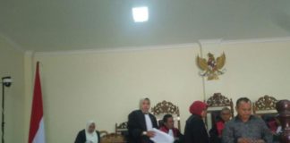 Saksi Ungkap Invoice Fiktif Rp4,2 Miliar SAKSI. Direktur PT. Trigels Indonesia, Sumino (kemeja hitam lengan panjang) ketika menjadi saksi dalam perkara korupsi pengadaan Alkes Pontianak 2012 di Pengadilan Tipikor Pontianak, Selasa (20/3) Achmad Mundzirin-RK