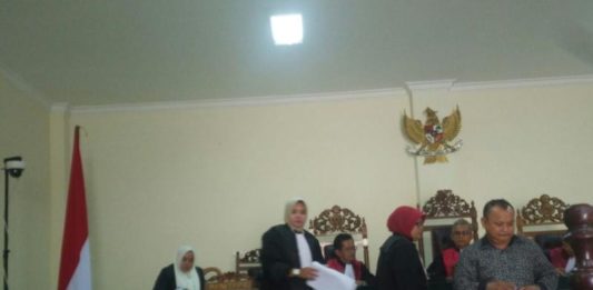 Saksi Ungkap Invoice Fiktif Rp4,2 Miliar SAKSI. Direktur PT. Trigels Indonesia, Sumino (kemeja hitam lengan panjang) ketika menjadi saksi dalam perkara korupsi pengadaan Alkes Pontianak 2012 di Pengadilan Tipikor Pontianak, Selasa (20/3) Achmad Mundzirin-RK