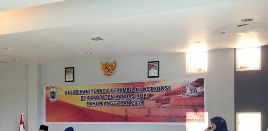 Tenaga Kerja Konstruksi Harus Bersertifikat SAMBUTAN. Ana Mariana memberikan sambutan pada pelatihan Tenaga Terampil Konstruksi Sub Bidang Batu, Bata dan Beton di kantor Dinas Pekerjaan Umum, Bina Marga dan Sumber Daya Air Kapuas Hulu, Senin (19/3). Andreas-RK