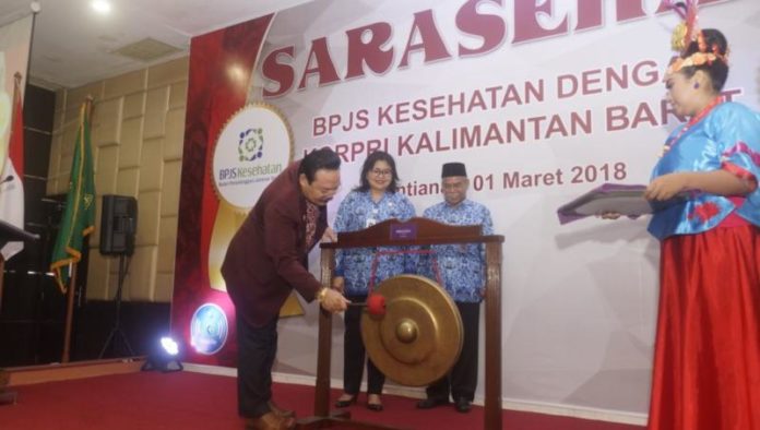 SARASEHAN. Sy. Yusniarsyah Syahab memukul gong tanda dimulainya kegiatan Sarasehan BPJS Kesehatan dengan Korpri Kalbar di Hotel Mercure, Pontianak, Kamis (1/3). Humas Pemprov for RK