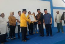 Midji-Norsan Komitmen Mekarkan PKR dan Bangun Infrastruktur Komitmen Pemekaran. Cagub Sutarmidji didampingi Cawagub Ria Norsan menyerahkan piagam komitmen pemekaran PKR kepada Ketua DPD Partai Golkar Melawi, Abang Tajudin yang didampingi para tokoh masyarakat dan tokoh agama di Kecamatan Nanga Pinoh, Selasa (13/3). Dedi Irawan/RK.