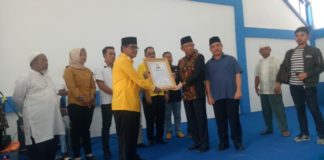 Midji-Norsan Komitmen Mekarkan PKR dan Bangun Infrastruktur Komitmen Pemekaran. Cagub Sutarmidji didampingi Cawagub Ria Norsan menyerahkan piagam komitmen pemekaran PKR kepada Ketua DPD Partai Golkar Melawi, Abang Tajudin yang didampingi para tokoh masyarakat dan tokoh agama di Kecamatan Nanga Pinoh, Selasa (13/3). Dedi Irawan/RK.
