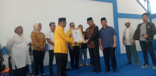 Midji-Norsan Komitmen Mekarkan PKR dan Bangun Infrastruktur Komitmen Pemekaran. Cagub Sutarmidji didampingi Cawagub Ria Norsan menyerahkan piagam komitmen pemekaran PKR kepada Ketua DPD Partai Golkar Melawi, Abang Tajudin yang didampingi para tokoh masyarakat dan tokoh agama di Kecamatan Nanga Pinoh, Selasa (13/3). Dedi Irawan/RK.